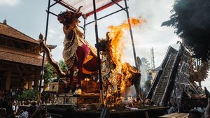 Pozitivní energie pohřbu. Na Bali provází zesnulé na poslední cestě hudba, dav a plameny Pozitivní energie pohřbu. Na Bali provází zesnulé na poslední cestě hudba, dav a plameny