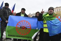 „Neonacista Okamura“: V Praze lidé protestují proti zpochybňování romského holokaustu