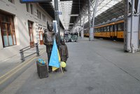 Statisíce i miliony: Pražské radnice posílají na Ukrajinu štědré částky i materiální pomoc