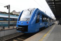 Unikátní kousek na české železnici: Z Prahy vyjel první vodíkový osobák na světě, navštíví 24 míst