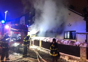 Fire in a family house in Jinonice.  Rescuers require a special Atego car for the scene.  (February 9, 2021)