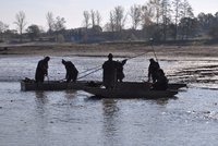 Na přehradě Seč se převrátila loď s rybáři: Jeden utonul