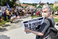 Proti policejní brutalitě a násilí i v Praze: Lidé prošli městem, u americké ambasády drželi minutu ticha