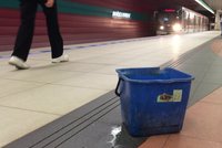 Prokletá stanice metra Bořislavka: Vodu ze stropu zase odchytává kyblík