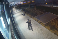 Drsné video: Muž s nožem přepadl ženu na Žižkově! Smýkal s ní, pak utekl