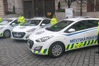 Pražský strážník ohrozil kolegy: Místo karantény šel do práce, 15 lidí kvůli němu muselo zůstat doma