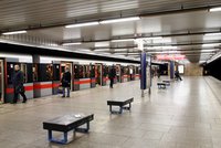 Velikonoční výluka na „céčku": Metro nejede mezi stanicemi Pražského povstání a Muzeum