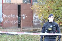 Štiplavý zápach v Modřanech: V budově se našel nebezpečný odpad! Na místě jsou policisté i hasiči