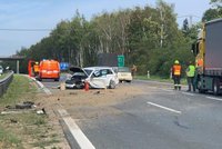 D5 uzavřela hromadná nehoda: Ve směru na Prahu se srazila tři auta, jeden zraněný