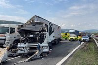 Tragédie na D5! Při nehodě náklaďáků zemřela spolujezdkyně, směr na Prahu je uzavřen