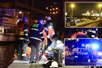 Horor v Praze: Ženu srazilo auto z mostu do Vltavy! Vylovili ji, ale zemřela