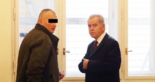 Městský soud v Praze začal 1. listopadu 2019 projednávat případ dvou dozorců Petra F. a Rolanda A. z pankrácké věznice, kteří čelí obžalobě ze zneužití pravomoci a z přijímání úplatků.