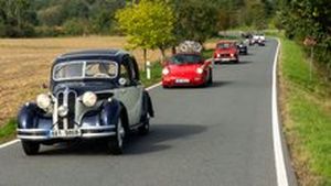 Praha poprvé hostila Distinguished Gentleman’s Drive. Za volant usedl i Petr Pavel Praha poprvé hostila Distinguished Gentleman’s Drive. Za volant usedl i Petr Pavel