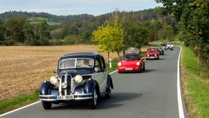 Praha poprvé hostila Distinguished Gentleman’s Drive. Za volant usedl i Petr Pavel