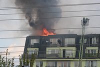 Obří požár bytu na Chodově: Škoda 100 milionů, příčinou je nedbalost při svařování