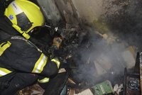 Hustý dým je vyhnal z postelí! Hasiči při požáru v Krči zachránili 20 lidí, tři psy a dvě kočky