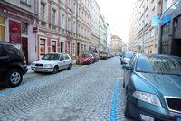 Praha 10 zavádí parkovací zóny. Radnice začne vydávat oprávnění, očekává nával