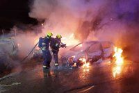 Žhář zapálil v Praze 9 parkoviště: Utíkal a hořely mu ruce! Policie hledá muže s popáleninami