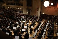Pražské jaro začalo: Milovníci hudby uctili Bedřicha Smetanu u jeho hrobu na Slavíně