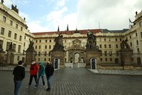 Pražský hrad po půl roce přivítal první turisty: Nabízí dvě nové výstavy, jak je otevřeno?