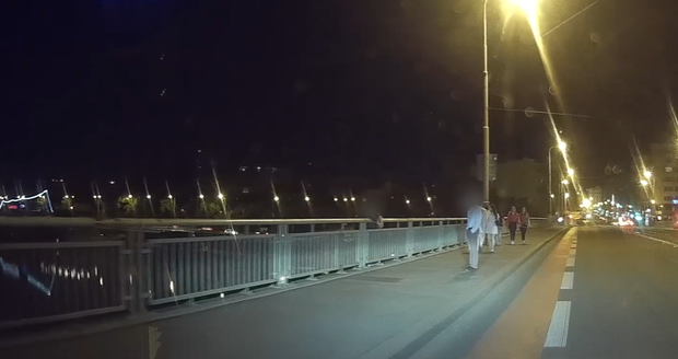 Žena chtěla skočit z mostu, policisté ji zachránili.