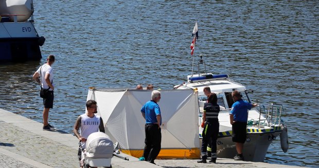 Dvacetiletý mladík skočil do Vltavy a už nevyplaval. Jeho tělo našli o 14 hodin později.