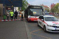 Autobus MHD srazil na Vysočanské chodce! Ten na místě zemřel, další dva lidi odvezli záchranáři