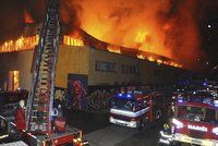 Trampolínové centrum někdo zapálil. Obří požár ve Vysočanech způsobil škodu 20 milionů korun