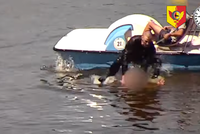 Kuriózní honička ve Vltavě: Policisté na šlapadle marně stíhali agresivního plavce, pomohl až člun