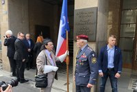 Bizár! Na pietní akci výročí 77 let od Pražského povstání stál mezi vrcholnými politiky falešný veterán