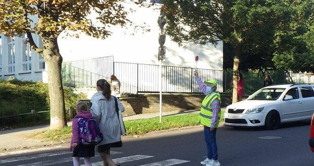 Penzisté se ve Znojmě osvědčili jako "převaděči" školáků na přechodech pro chodce.