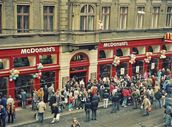 Před 31 lety v Praze otevřel první McDonald&#039;s! Prohlédněte si unikátní fotografie z prvních českých Mekáčů