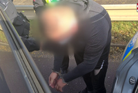 Přepadení rakouské banky: Policisté chytili lupiče v Hrušovanech, měl v autě maketu granátu