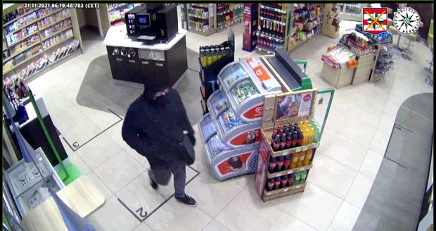 Maskovaný muž s pistolí přepadl 21.listopadu pumpu v Brně, odnesl si 20 tisíc korun. Kriminalisté nyní zveřejnili video z loupeže.