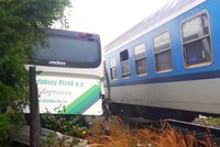 Na Plzeňsku se srazil vlak s autobusem: Jeden zraněný