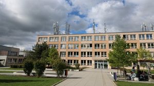 Příčina hromadné otravy v Újezdu nad Lesy: Týden prošlá vejce! 41 lidí je v nemocnici Příčina hromadné otravy v Újezdu nad Lesy: Týden prošlá vejce! 41 lidí je v nemocnici