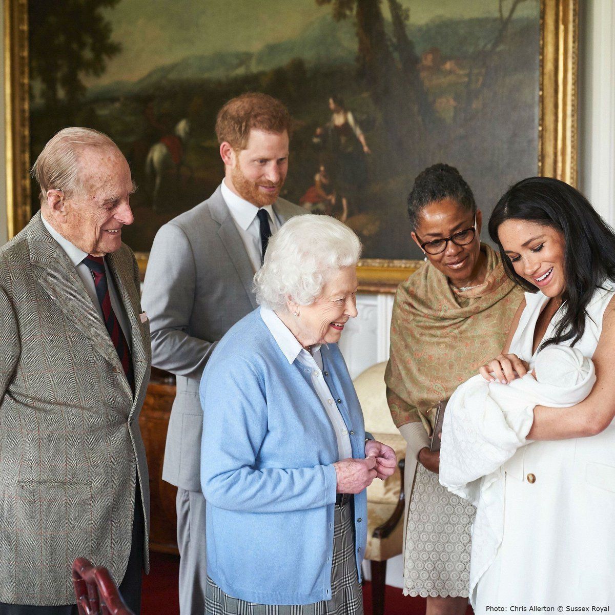 Vévodkyně Meghan ukazuje synka rodině