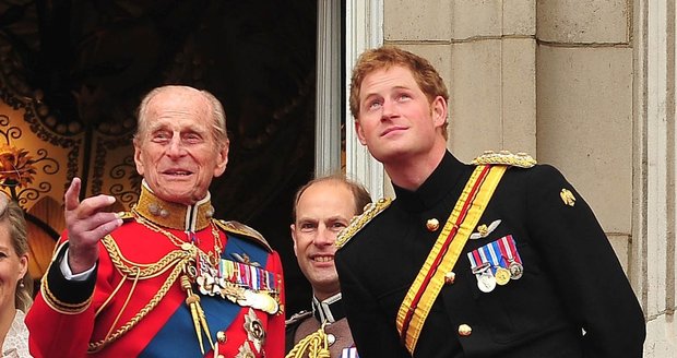 Uniformovaný princ Harry s dědečkem Philipem
