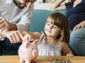 Příspěvky, dávky a bonusy pro rodiče. Na co máte nárok a kde o finanční pomoc požádat?