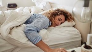 Proč večer nemůžete spát a přibíráte? Na vině bývá těchto 5 zlozvyků