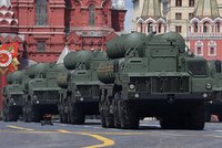 Ošizená ruská přehlídka: Putinovi chyběly nové zbraně, tasil raketový systém, tanky a obrněnce
