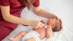 První dny s miminkem. Co všechno řeší dětský lékař a na co se připravit po návratu z porodnice