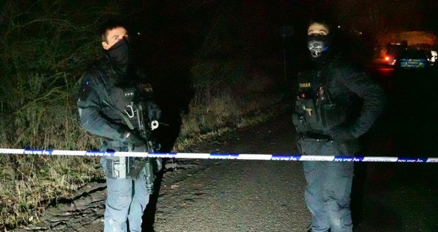 Smrtící střelba na Plzeňsku: Útočník s policií v zádech zabíjel. Pak se oběsil?