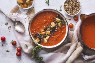 Polévka z rajčat je letním hitem: Gazpacho, rajčatová se smetanou, z pečených rajčat i s pestem