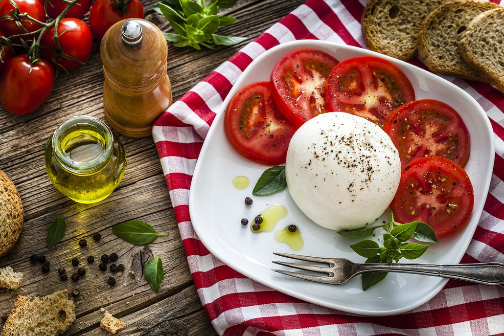 Rajčata s mozzarellou, bazalkou a olivovým olejem jsou delikátní kombinací