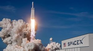 „Rakety SpaceX proráží díry do zemské atmosféry,“ upozorňují odborníci