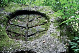Tajemný kámen s vůní kolomazi najdeme poblíž rakouského městečka Pregarten