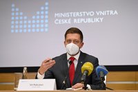 Omikron drtí Česko, krizový štáb uklidňuje: Zahlcení nemocnic nehrozí, tvrdí Rakušan