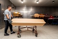 Krematoria v Česku novou vlnu covidu zatím zvládají. V části měst ale hrozí potíže s pecí