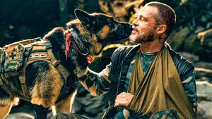 Recenze filmu V srdci divočiny. Drsná cesta Aljaškou se mění v dojemný příběh o vojákovi a jeho psovi Recenze filmu V srdci divočiny. Drsná cesta Aljaškou se mění v dojemný příběh o vojákovi a jeho psovi